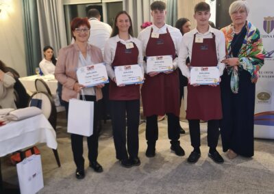 Dijaki Tevž Filipič, Nik Štravs in Isabela Gogić so osvojili zlato medaljo.